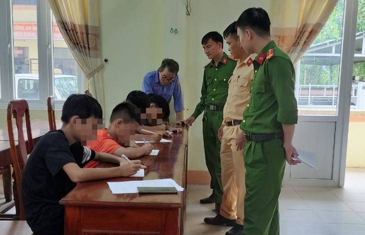Lại xảy ra tình trạng ném đất, đá lên tàu Bắc - Nam- Ảnh 1. Lại xảy ra tình trạng ném đất, đá lên tàu Bắc - Nam- Ảnh 1.
