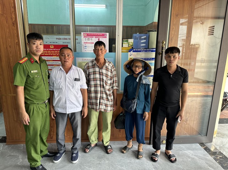 Đi lạc từ Quảng Ngãi ra Quảng Ninh, cụ bà được công an giúp tìm người thân- Ảnh 1.