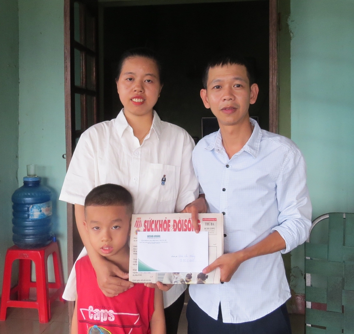Trao gần 10 triệu đồng cho hoàn cảnh  hai con nhỏ mịt mờ khi bố sức khỏe nguy kịch, hôn mê- Ảnh 1.