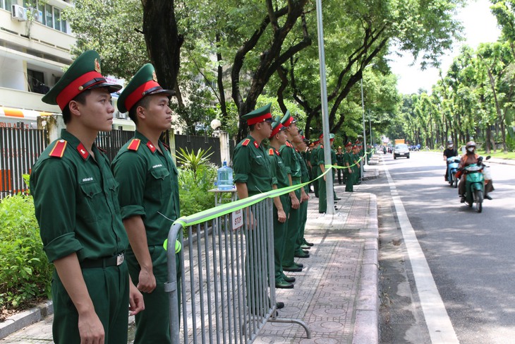 Người dân đội nắng trước Nghĩa trang Mai Dịch chờ tiễn biệt Tổng Bí thư- Ảnh 10. Người dân đội nắng trước Nghĩa trang Mai Dịch chờ tiễn biệt Tổng Bí thư- Ảnh 10.