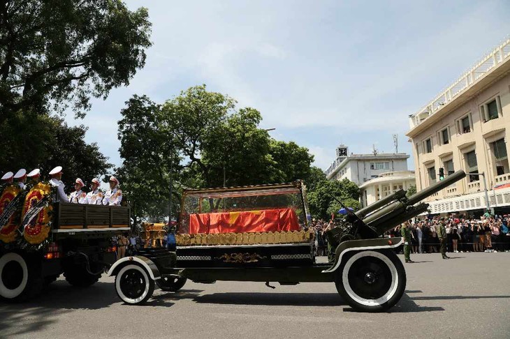 Hình ảnh đoàn linh xa tiễn đưa Tổng Bí thư về nơi an nghỉ cuối cùng- Ảnh 5. Hình ảnh đoàn linh xa tiễn đưa Tổng Bí thư về nơi an nghỉ cuối cùng- Ảnh 5.