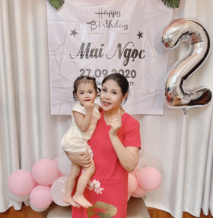 Hôn nhân đời thực bên chồng kém 7 tuổi của nữ NSND chèo nổi tiếng miền Bắc- Ảnh 8. Hôn nhân đời thực bên chồng kém 7 tuổi của nữ NSND chèo nổi tiếng miền Bắc- Ảnh 8.