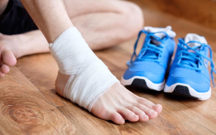 Xử trí bong gân cổ chân đúng cách để tránh tái phát
