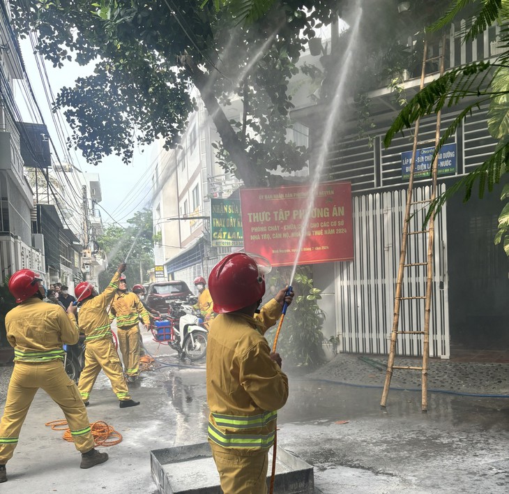 Ấn tượng mô hình chữa cháy lưu động bằng xe 2 bánh tại Nha Trang- Ảnh 8. Ấn tượng mô hình chữa cháy lưu động bằng xe 2 bánh tại Nha Trang- Ảnh 8.