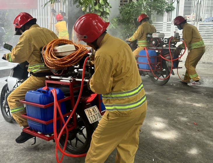 Ấn tượng mô hình chữa cháy lưu động bằng xe 2 bánh tại Nha Trang- Ảnh 9. Ấn tượng mô hình chữa cháy lưu động bằng xe 2 bánh tại Nha Trang- Ảnh 9.
