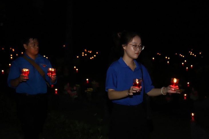 Đoàn viên, thanh niên thực hiện thắp nên tri ân tại Nghĩa trang Liệt sĩ TPHCM. Ảnh: Xuân Dự Đoàn viên, thanh niên thực hiện thắp nên tri ân tại Nghĩa trang Liệt sĩ TPHCM. Ảnh: Xuân Dự