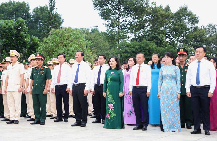 Lãnh đạo TPHCM dâng hương tại Nghĩa trang Liệt sĩ thành phố. Ảnh: Xuân Dự Lãnh đạo TPHCM dâng hương tại Nghĩa trang Liệt sĩ thành phố. Ảnh: Xuân Dự