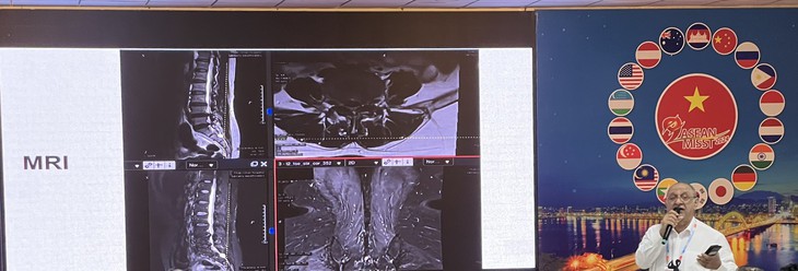 Chuyên gia quốc tế chuyển giao kỹ thuật tiên tiến phẫu thuật cột sống xâm lấn tối thiểu- Ảnh 1. Chuyên gia quốc tế chuyển giao kỹ thuật tiên tiến phẫu thuật cột sống xâm lấn tối thiểu- Ảnh 1.