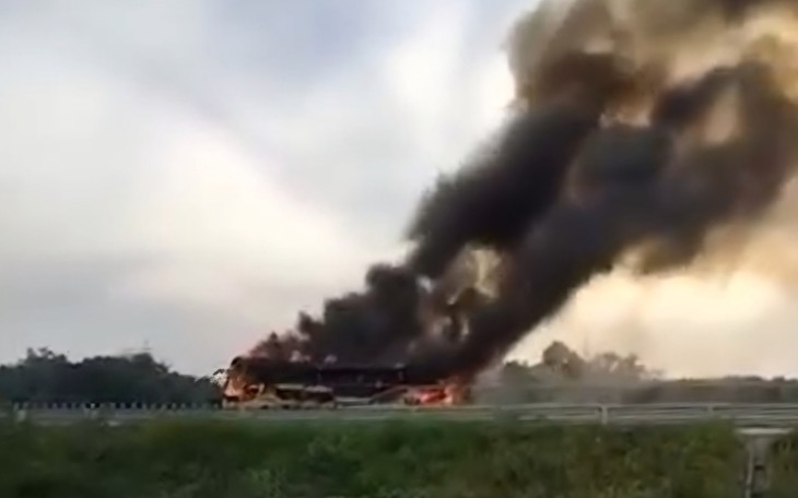 Video xe khách bốc cháy dữ dội trên cao tốc