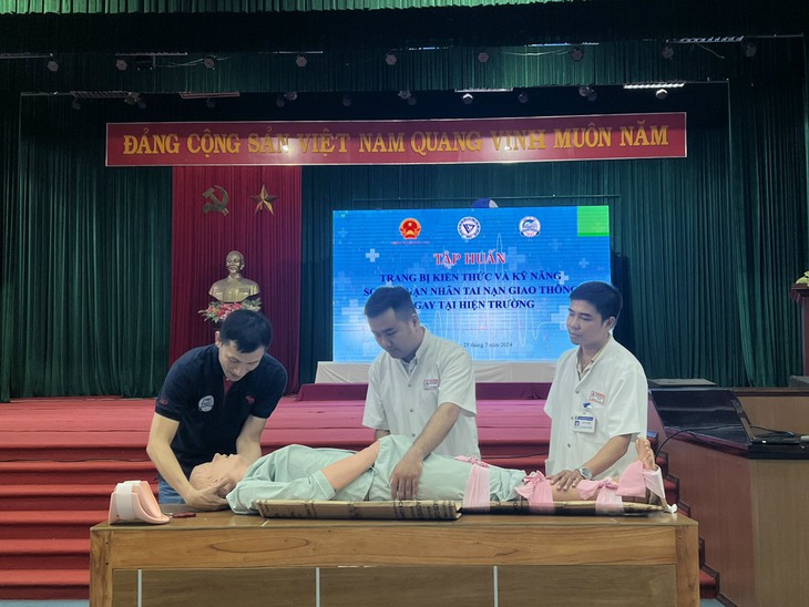 Gặp người bị tai nạn giao thông, sơ cứu thế nào?- Ảnh 1. Gặp người bị tai nạn giao thông, sơ cứu thế nào?- Ảnh 1.