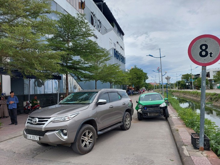 Chạy trốn sau khi gây tai nạn khiến 6 người nhập viện- Ảnh 1. Chạy trốn sau khi gây tai nạn khiến 6 người nhập viện- Ảnh 1.