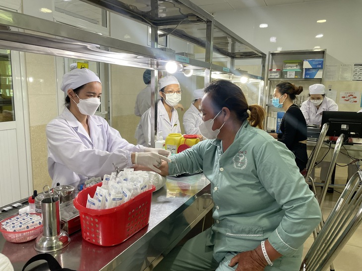 Cải cách tiền lương ngành Y tế: Bác sĩ vui mừng, người bệnh yên tâm, kinh tế tăng trưởng- Ảnh 2. Cải cách tiền lương ngành Y tế: Bác sĩ vui mừng, người bệnh yên tâm, kinh tế tăng trưởng- Ảnh 2.