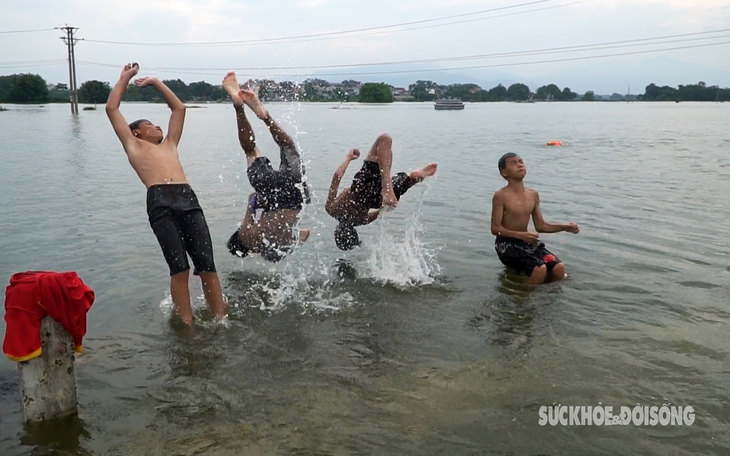 Xuất hiện "bãi biển" khổng lồ ở ngoại thành Hà Nội sau mưa lũ
