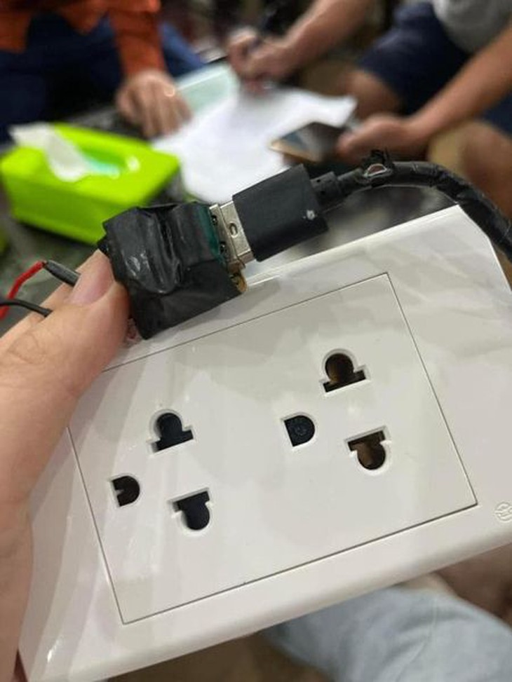 Thêm phòng trọ bị tố lắp camera ẩn trong ổ điện ở Hà Nội- Ảnh 1.