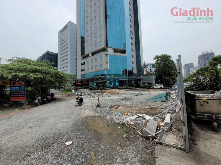 Hà Nội: Không những tiếp tục chậm tiến độ, Dự án D20 Cầu Giấy còn tăng nguy cơ tai nạn giao thông- Ảnh 8.