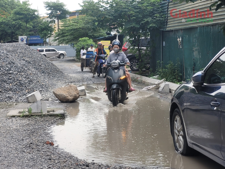 Hà Nội: Không những tiếp tục chậm tiến độ, Dự án D20 Cầu Giấy còn tăng nguy cơ tai nạn giao thông- Ảnh 1.