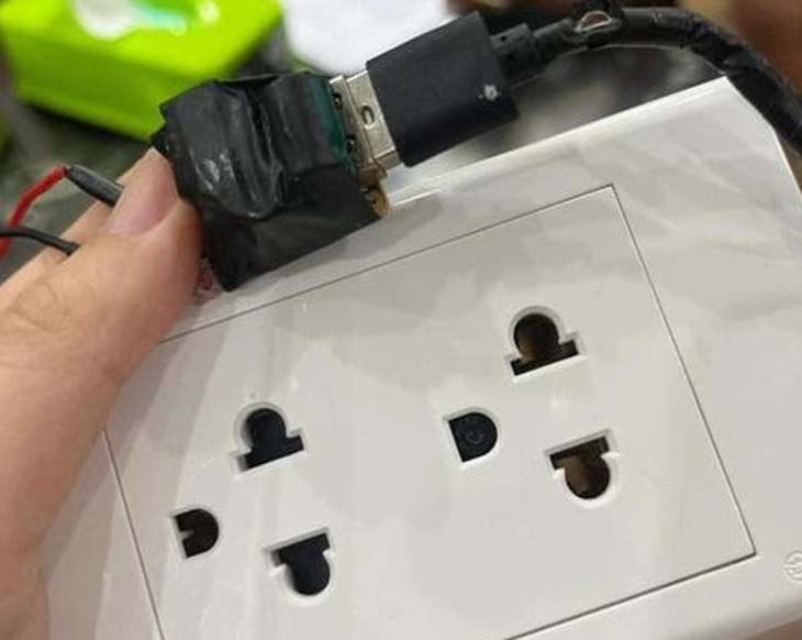 Ngăn chặn lộ hình ảnh từ camera 'giấu kín' trong nhà tắm nữ sinh tại Hà Nội- Ảnh 2.