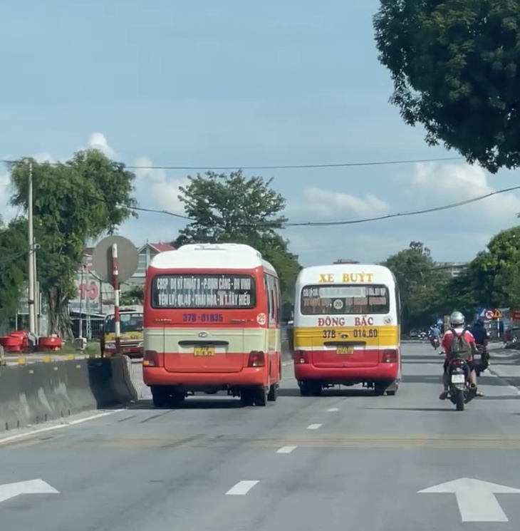 Người đi đường thót tim chứng kiến 2 xe buýt rượt đuổi, chèn ép nhau trên Quốc lộ 1- Ảnh 1. Người đi đường thót tim chứng kiến 2 xe buýt rượt đuổi, chèn ép nhau trên Quốc lộ 1- Ảnh 1.