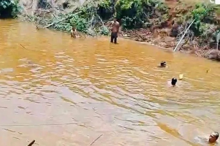 Rủ nhau ra ao gần nhà tắm, 2 em nhỏ bị đuối nước tử vong- Ảnh 1.