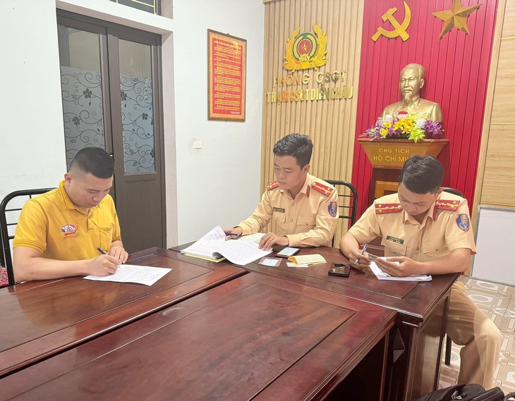 Triệu tập tài xế xe buýt rượt đuổi nhau trên quốc lộ 1- Ảnh 2. Triệu tập tài xế xe buýt rượt đuổi nhau trên quốc lộ 1- Ảnh 2.