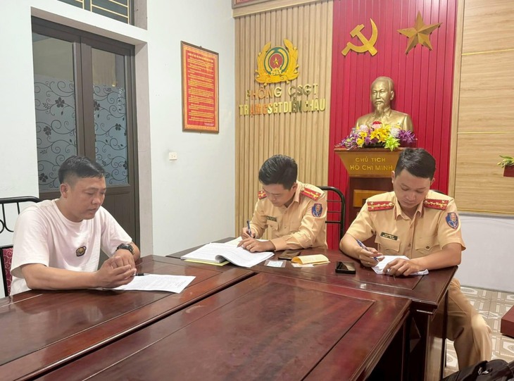 Triệu tập tài xế xe buýt rượt đuổi nhau trên quốc lộ 1- Ảnh 3. Triệu tập tài xế xe buýt rượt đuổi nhau trên quốc lộ 1- Ảnh 3.