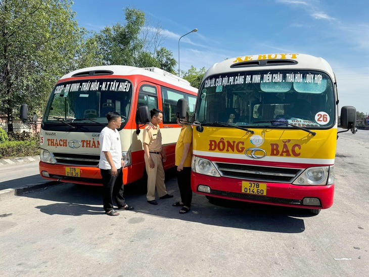 Triệu tập tài xế xe buýt rượt đuổi nhau trên quốc lộ 1- Ảnh 1. Triệu tập tài xế xe buýt rượt đuổi nhau trên quốc lộ 1- Ảnh 1.