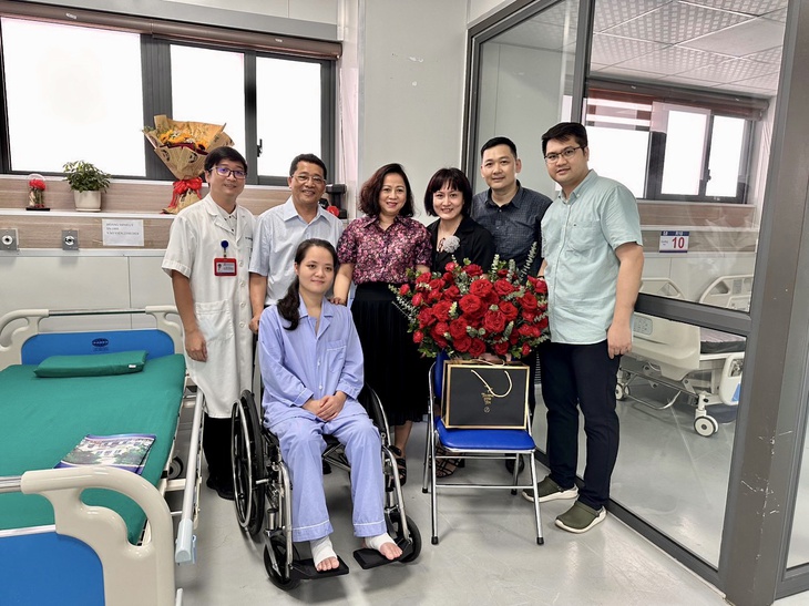 Nữ bác sĩ nội trú Hoàng Minh Lý hồi phục sau tai nạn hy hữu, sẽ trở lại làm việc tại Bệnh viện K- Ảnh 1. Nữ bác sĩ nội trú Hoàng Minh Lý hồi phục sau tai nạn hy hữu, sẽ trở lại làm việc tại Bệnh viện K- Ảnh 1.