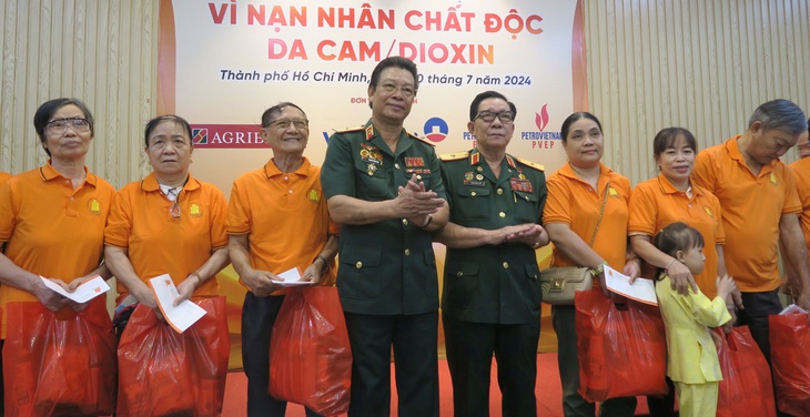 Trao tặng qua cho những các đơn vị, gia đình có nạn nhân chất độc da cam
