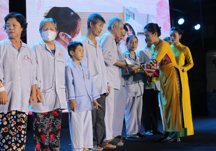 Hòa nhịp yêu thương mang đến nụ cười nhân ái tới người bệnh- Ảnh 2. Hòa nhịp yêu thương mang đến nụ cười nhân ái tới người bệnh- Ảnh 2.