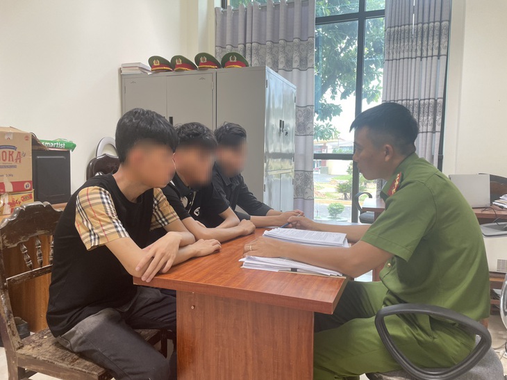 Nhóm 'quái xế' gây rối trật tự để ra oai với người xung quanh - Ảnh 1. Nhóm 'quái xế' gây rối trật tự để ra oai với người xung quanh - Ảnh 1.