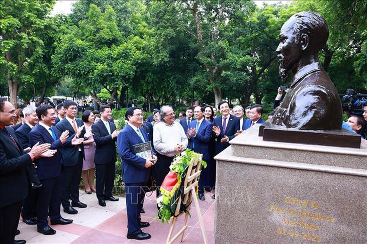 Thủ tướng Phạm Minh Chính dâng hoa tại tượng Bác Hồ ở New Delhi- Ảnh 1. Thủ tướng Phạm Minh Chính dâng hoa tại tượng Bác Hồ ở New Delhi- Ảnh 1.