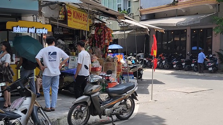 ‘Cuộc chiến’ giành vỉa hè chưa có hồi kết- Ảnh 2.
