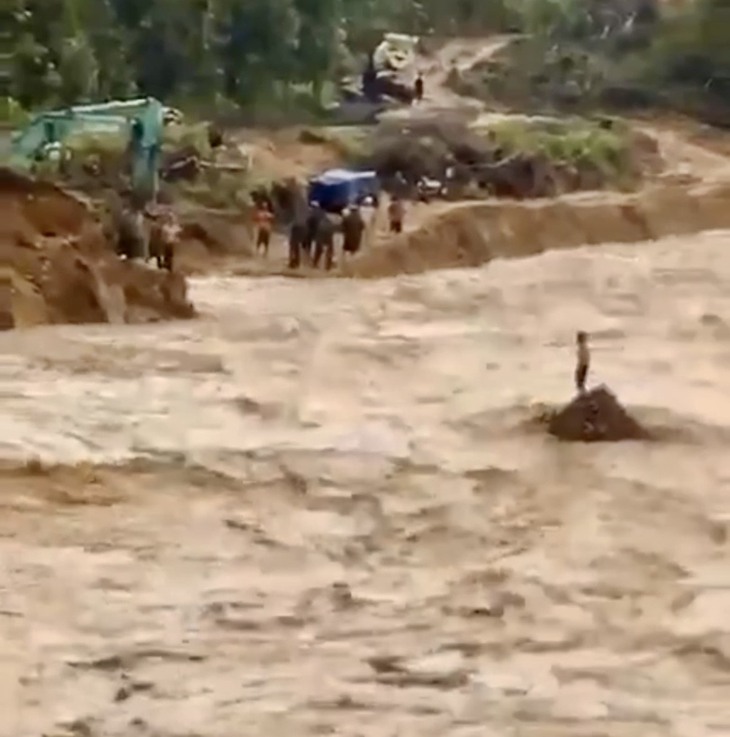 Video chiến sĩ công an lao vào dòng nước lũ cứu dân- Ảnh 1.