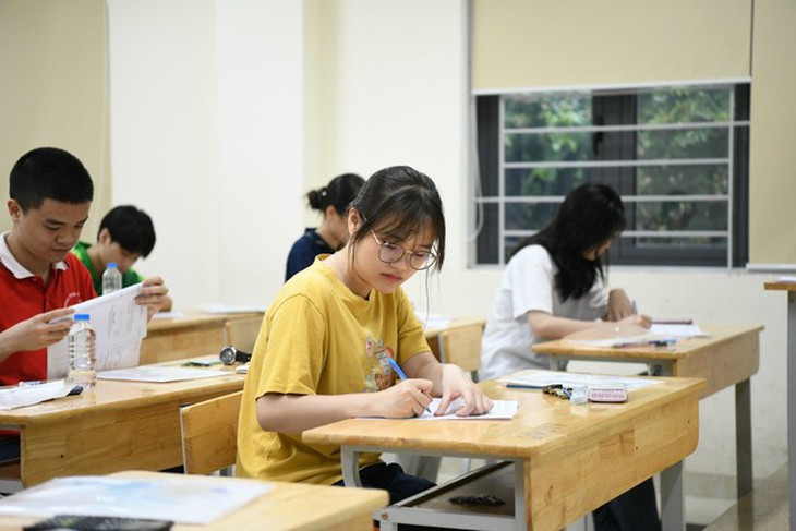 Hôm nay, học sinh Hà Nội xác nhận nhập học vào lớp 10- Ảnh 1. Hôm nay, học sinh Hà Nội xác nhận nhập học vào lớp 10- Ảnh 1.
