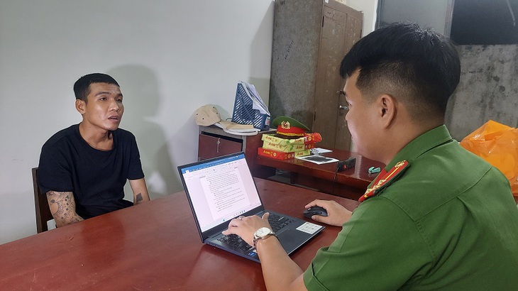 Dùng lưỡi lam đe dọa nữ chủ tiệm cắt tóc, ép chụp ảnh khỏa thân- Ảnh 1.