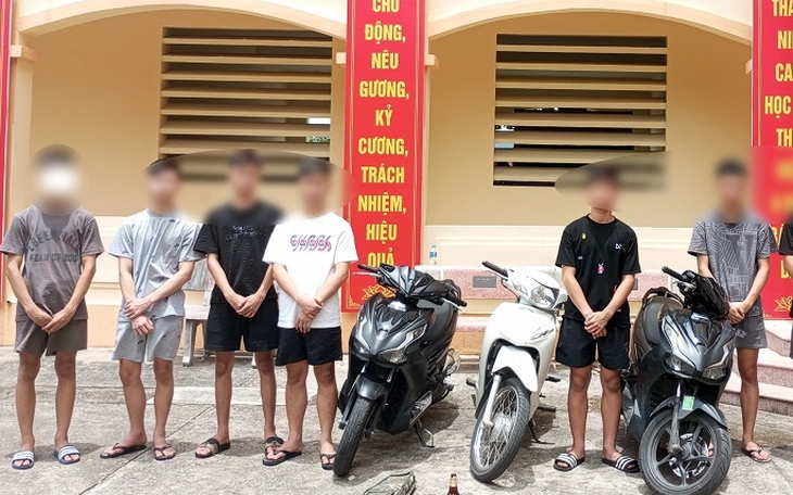8 thanh niên ném vỏ chai bia ném vào người đi đường để tìm cớ đánh nhau