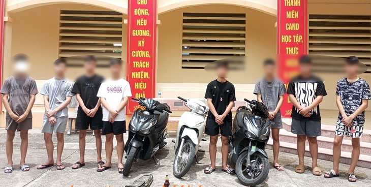 8 thanh niên ném vỏ chai bia ném vào người đi đường để tìm cớ đánh nhau- Ảnh 1.