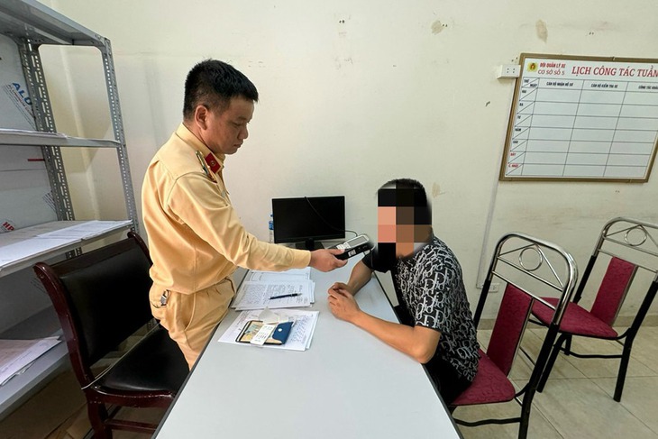 Danh tính tài xế xe khách vượt đèn đỏ đâm lật ô tô rồi bỏ chạy- Ảnh 1. Danh tính tài xế xe khách vượt đèn đỏ đâm lật ô tô rồi bỏ chạy- Ảnh 1.