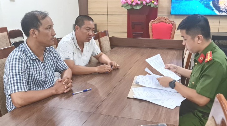 Tạm giữ 2 tài xế 'taxi dù' chèn ép, tạt đầu xe đang chở khách- Ảnh 1.