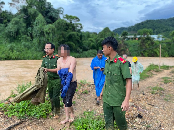 Bộ trưởng Lương Tam Quang gửi thư khen công an lao xuống dòng nước lũ cứu dân- Ảnh 1.
