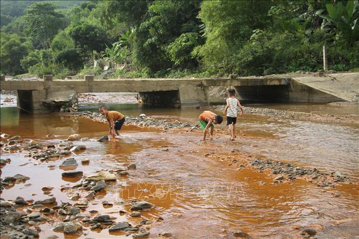 Kiểm tra hiện trường, điều tra nguyên nhân nước đổi màu, cá chết trên sông Nậm Huống- Ảnh 4.