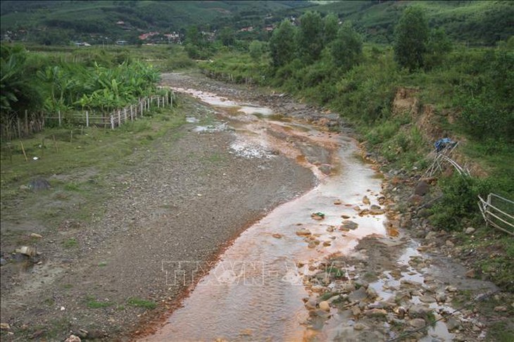 Kiểm tra hiện trường, điều tra nguyên nhân nước đổi màu, cá chết trên sông Nậm Huống- Ảnh 1.