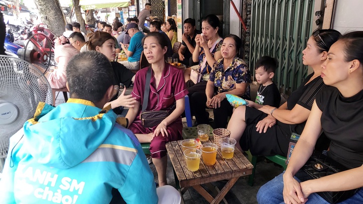 Mẹ cô gái 22 tuổi bị bắn ở Hà Nội: ‘Con bé nói tôi phải sống tới 100 tuổi để làm chỗ dựa cho nó’- Ảnh 1.