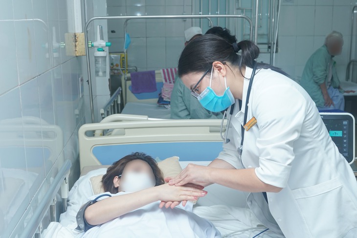 Truyền chất làm trắng da không rõ nguồn gốc, người phụ nữ Hà Nội bị sốc phản vệ- Ảnh 1. Truyền chất làm trắng da không rõ nguồn gốc, người phụ nữ Hà Nội bị sốc phản vệ- Ảnh 1.