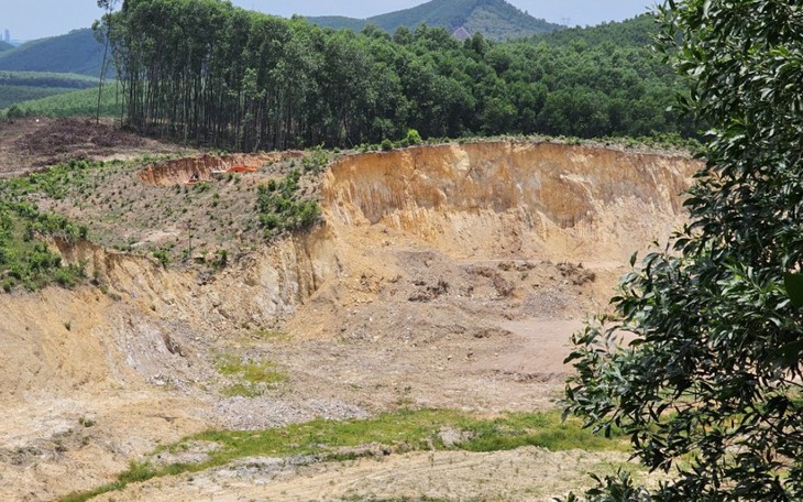 "Tuýt còi" hai doanh nghiệp vi phạm trong hoạt động khai thác khoáng sản