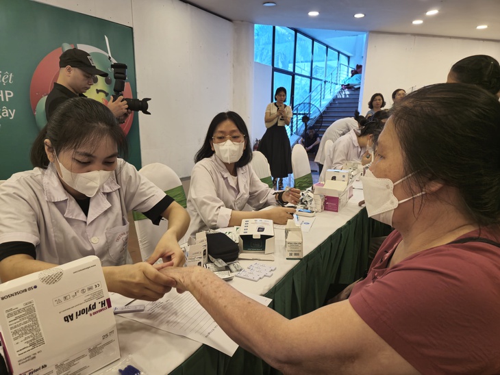 Thầy thuốc trẻ khám sàng lọc bệnh tiêu hóa cho 1.000 người dân Hà Nội- Ảnh 7. Thầy thuốc trẻ khám sàng lọc bệnh tiêu hóa cho 1.000 người dân Hà Nội- Ảnh 7.