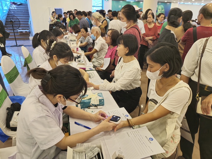 Thầy thuốc trẻ khám sàng lọc bệnh tiêu hóa cho 1.000 người dân Hà Nội- Ảnh 1. Thầy thuốc trẻ khám sàng lọc bệnh tiêu hóa cho 1.000 người dân Hà Nội- Ảnh 1.