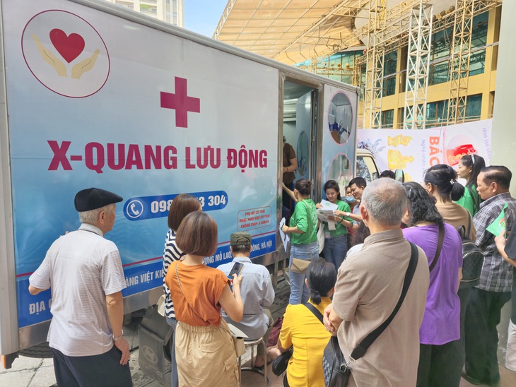 Thầy thuốc trẻ khám sàng lọc bệnh tiêu hóa cho 1.000 người dân Hà Nội- Ảnh 5. Thầy thuốc trẻ khám sàng lọc bệnh tiêu hóa cho 1.000 người dân Hà Nội- Ảnh 5.