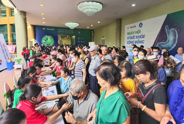 Thầy thuốc trẻ khám sàng lọc bệnh tiêu hóa cho 1.000 người dân Hà Nội- Ảnh 2. Thầy thuốc trẻ khám sàng lọc bệnh tiêu hóa cho 1.000 người dân Hà Nội- Ảnh 2.