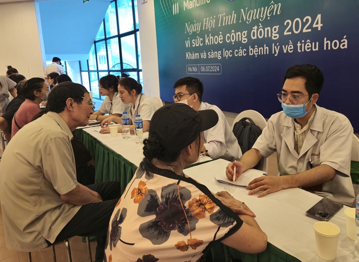 Thầy thuốc trẻ khám sàng lọc bệnh tiêu hóa cho 1.000 người dân Hà Nội- Ảnh 6. Thầy thuốc trẻ khám sàng lọc bệnh tiêu hóa cho 1.000 người dân Hà Nội- Ảnh 6.